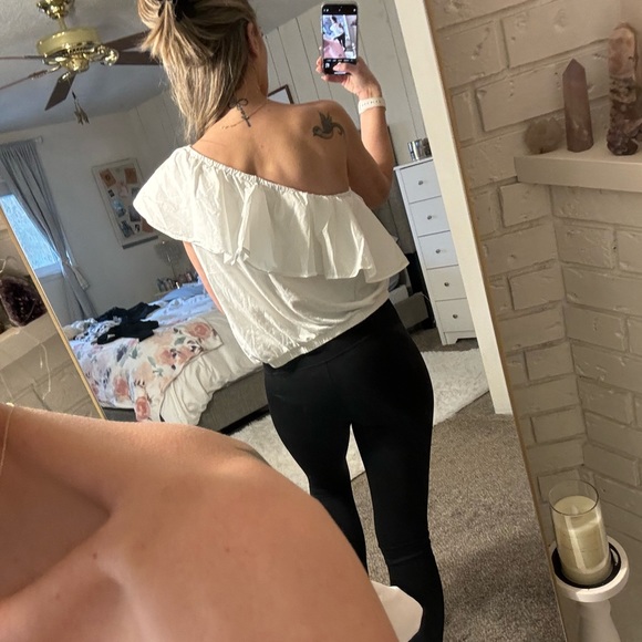 Two off shoulder ruffle tops black & white - Picture 3 of 8